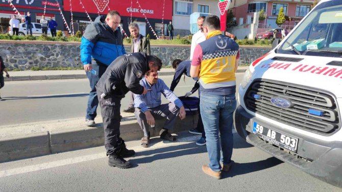Aydınlatma Direğine Çarpan Kamyonet Sürücüsü Yaralandı
