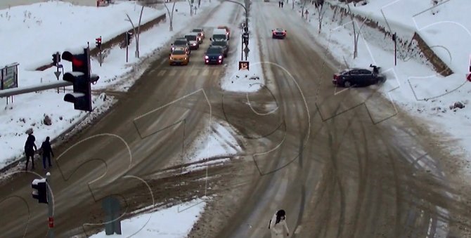 Karlı Yolda Kayan Otomobilin Yayaya Çarpma Anı Kamerada