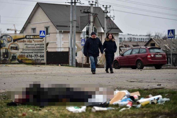 Bucha’da Kayıp Olan Babasının Cansız Bedenini Yol Kenarında Buldu