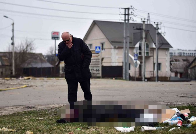 Bucha’da Kayıp Olan Babasının Cansız Bedenini Yol Kenarında Buldu