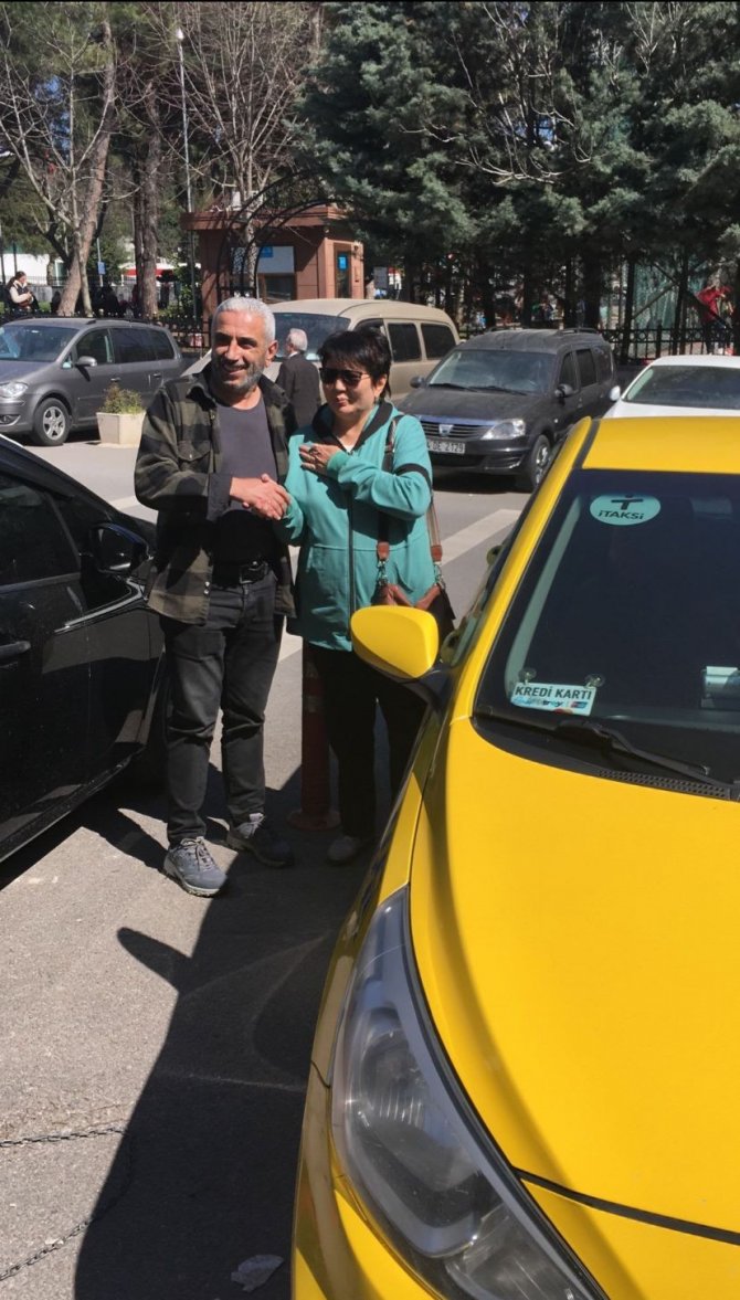 Üsküdar’da Taksi Şoförü, Aracında Unutulan 14 Bin Doları Sahibine Teslim Etti