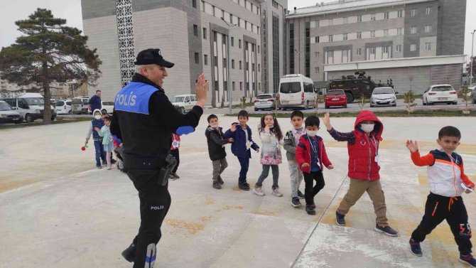 Polis Anaokulu Öğrencilerini Misafir Etti