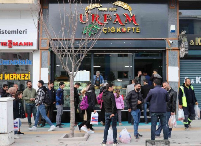 Van’da Çiğ Köfteye Yoğun İlgi