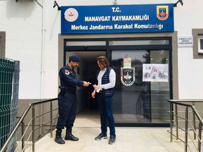Yolda Bulduğu 300 Doları Jandarmaya Teslim Etti