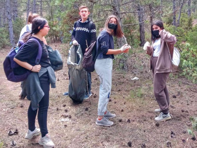Lise Öğrencileri Ormanı Temizledi