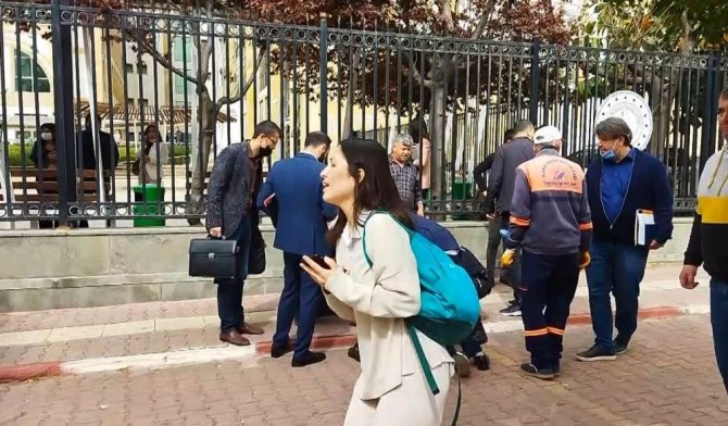 Tekerlekli Sandalyeyle Geldiği Adliye Önünde Dehşeti Yaşatan Eski Enişte Tutuklandı