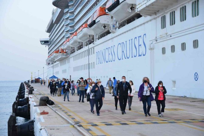 Yüzen Şehir Kuşadası’nda