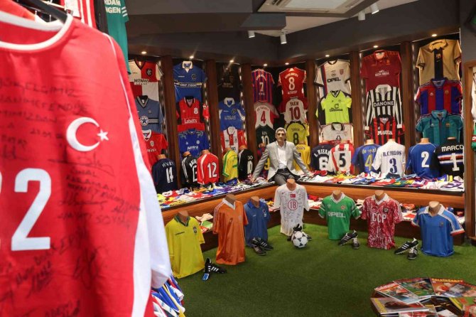 Paha Biçemediği Formaları İçin Ev Ve Araba Teklif Ettiler