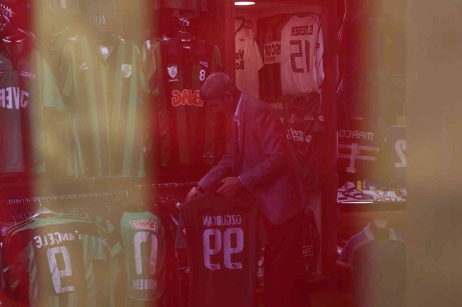 Paha Biçemediği Formaları İçin Ev Ve Araba Teklif Ettiler