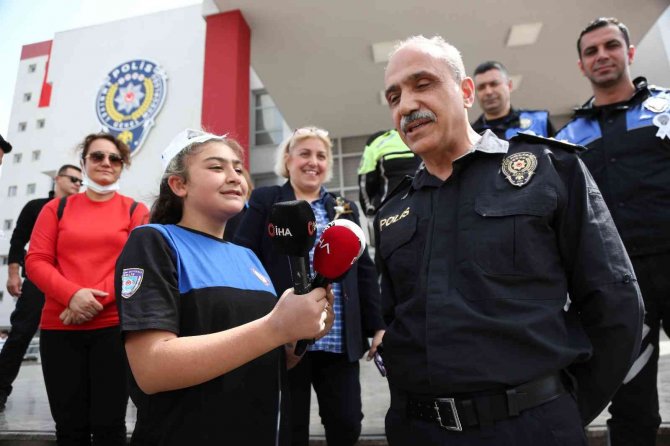 Engelli Kız Çocuğu Gazeteci Olup Emniyet Müdürüyle Röportaj Yaptı