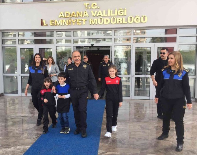 Engelli Kız Çocuğu Gazeteci Olup Emniyet Müdürüyle Röportaj Yaptı