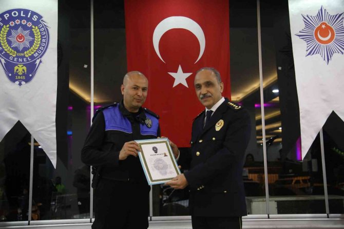 Üstün Başarı Gösteren Polislere Ödül Verildi