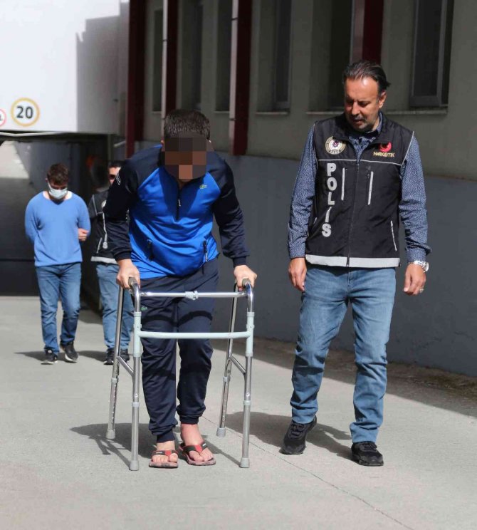 Sokakta Uyuşturucu Satan İki Zanlı Tutuklandı