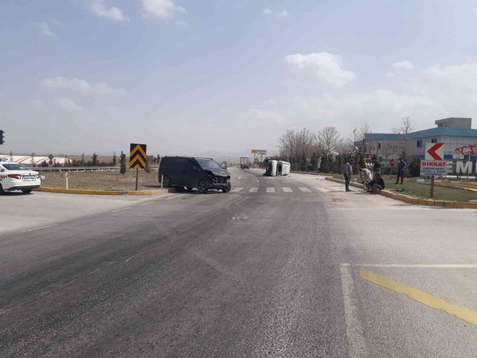 Minibüsle Çarpışan Kamyonet Devrildi, 1 Kişi Yaralandı