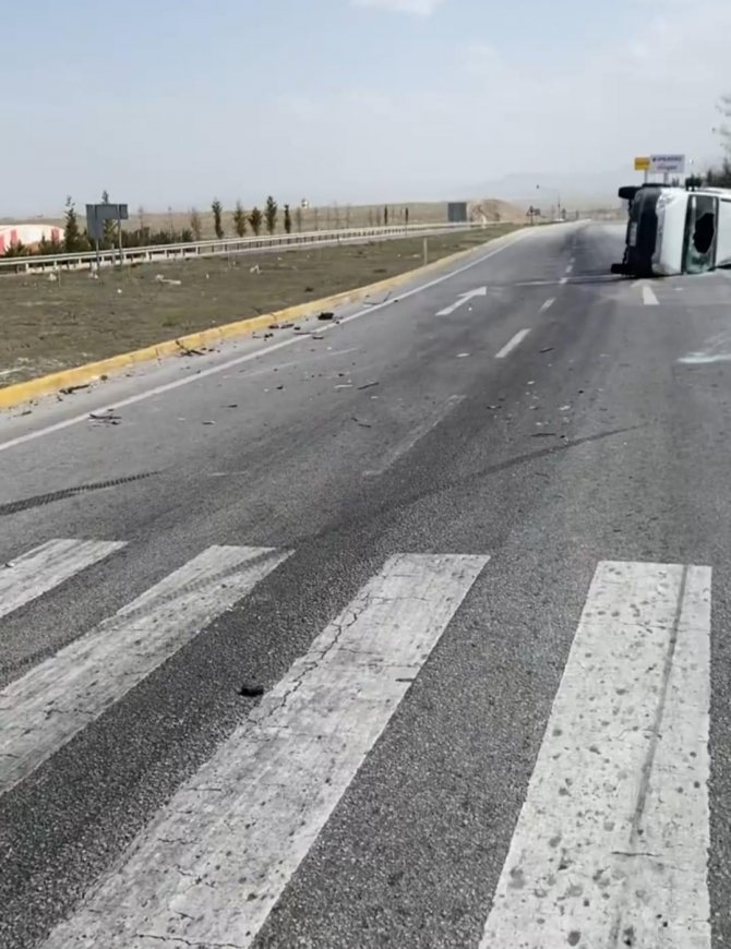 Minibüsle Çarpışan Kamyonet Devrildi, 1 Kişi Yaralandı