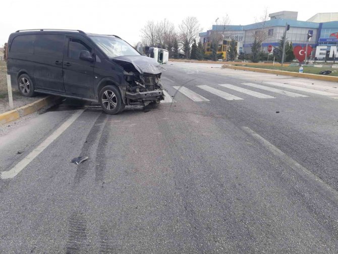 Minibüsle Çarpışan Kamyonet Devrildi, 1 Kişi Yaralandı