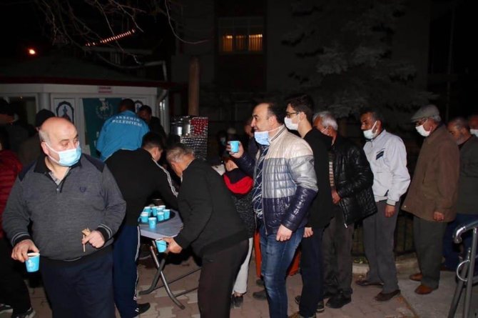 Akşehir Belediyesinin Teravih Sonrası Közde Çay İkramı Devam Ediyor