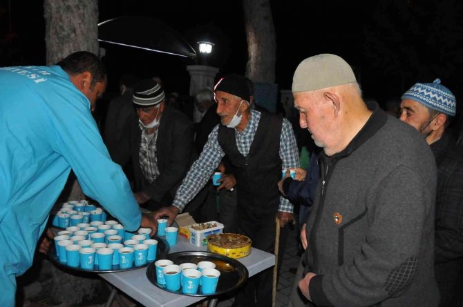 Akşehir Belediyesinin Teravih Sonrası Közde Çay İkramı Devam Ediyor