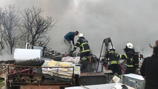 Hurdalık Alandaki Yangın Rüzgârın Etkisiyle Etrafa Yayıldı