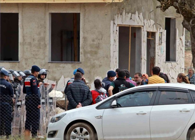 Yıkım Ekibi Davul Zurnayla Karşılandı, İş Ciddiye Binince Arbede Çıktı
