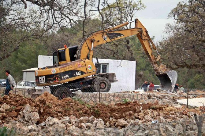 Yıkım Ekibi Davul Zurnayla Karşılandı, İş Ciddiye Binince Arbede Çıktı