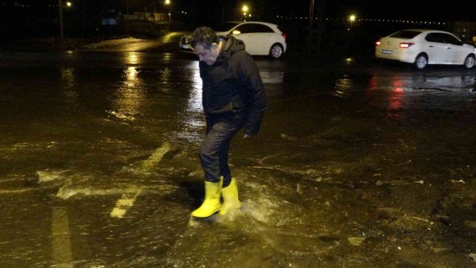 Ardahan’da Eriyen Kar Ve Sağanak Yağış Yolları Suyla Kapladı