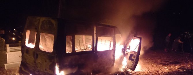 Minibüsünün Yanışını Gözyaşları İle İzledi