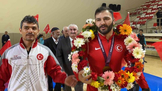 Avrupa’dan Madalya İle Dönen Muhammet Akdeniz Spora Başladığı Salonda Gururla Karşılandı