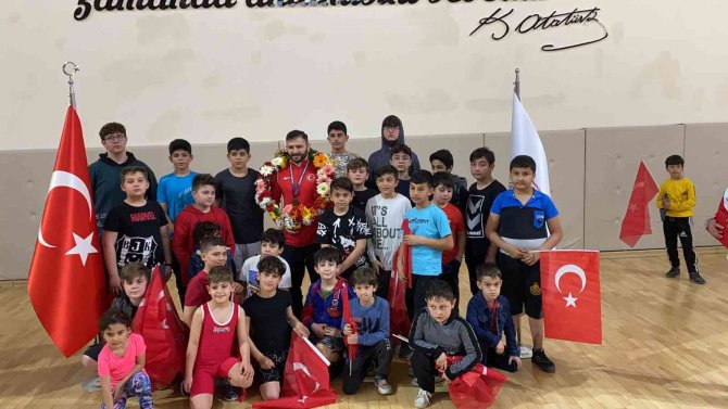 Avrupa’dan Madalya İle Dönen Muhammet Akdeniz Spora Başladığı Salonda Gururla Karşılandı
