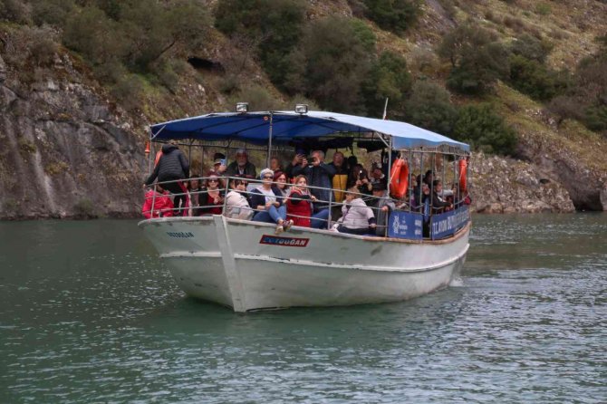 Zümrüt Yeşili Arapapıştı Kanyonu Ziyaretçilerini Ağırlıyor