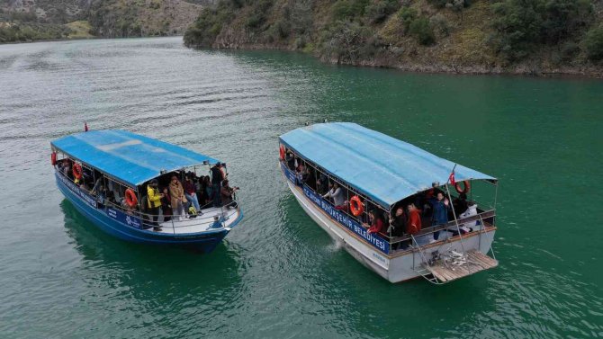 Zümrüt Yeşili Arapapıştı Kanyonu Ziyaretçilerini Ağırlıyor