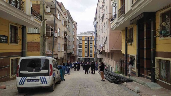 Bahçelievler’de Çatlakların Oluştuğu 45 Yıllık Bina Tahliye Edildi