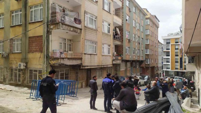 Bahçelievler’de Çatlakların Oluştuğu 45 Yıllık Bina Tahliye Edildi