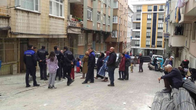 Bahçelievler’de Çatlakların Oluştuğu 45 Yıllık Bina Tahliye Edildi
