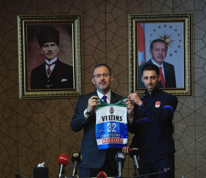 Bakan Kasapoğlu, Olimpiyat Sporcularıyla Bir Araya Geldi