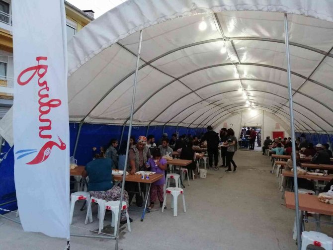 Sındırgı’da 25 Yıllık Gelenek Kapı Kapı Devam Ediyor