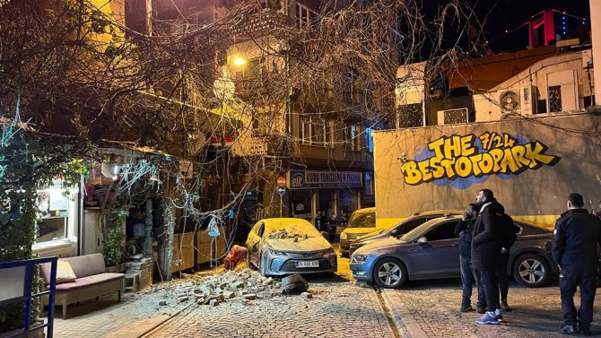 Beşiktaş’ta Tarihi Binanın Çatısı Yoldan Geçen Otomobilin Üzerine Düştü