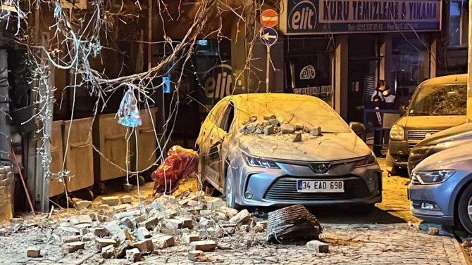 Beşiktaş’ta Tarihi Binanın Çatısı Yoldan Geçen Otomobilin Üzerine Düştü