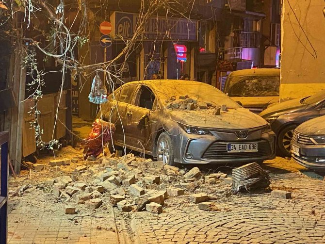Beşiktaş’ta Tarihi Binanın Çatısı Yoldan Geçen Otomobilin Üzerine Düştü