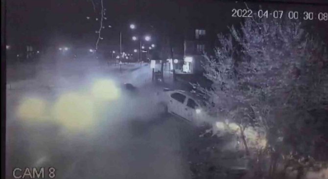 Sultanbeyli’de Minibüsün Park Halindeki Araçlara Çarptığı Kaza Kamerada
