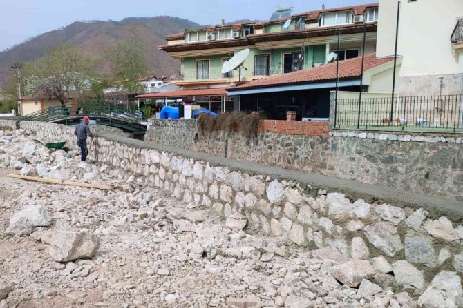 Yağışlarda Zarar Gören Dere Duvarları Tamir Ediliyor
