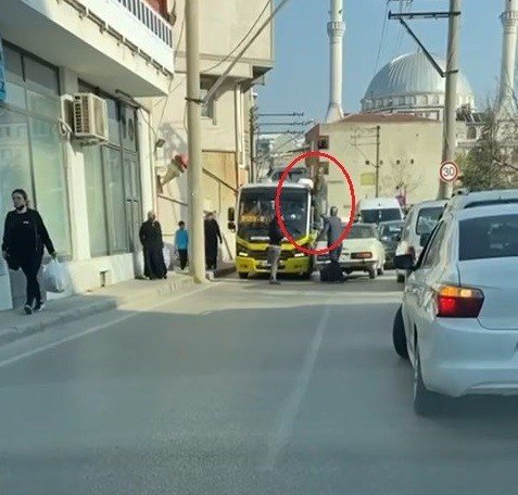 Bu Neyin Öfkesi...otomobilin Üzerine Çıktı, Minibüs Sürücüsüne Böyle Tekme Attı