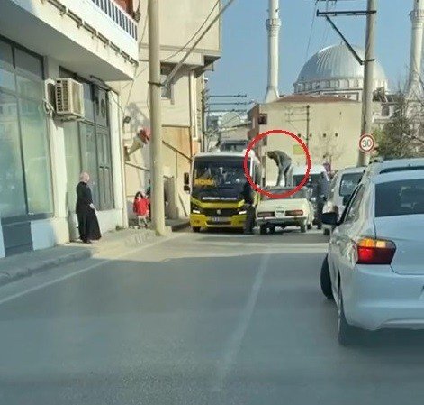 Bu Neyin Öfkesi...otomobilin Üzerine Çıktı, Minibüs Sürücüsüne Böyle Tekme Attı