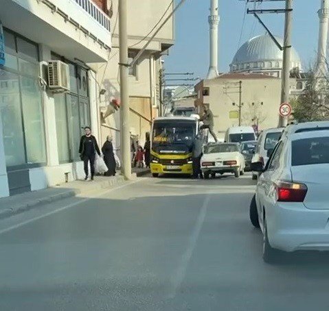 Bu Neyin Öfkesi...otomobilin Üzerine Çıktı, Minibüs Sürücüsüne Böyle Tekme Attı