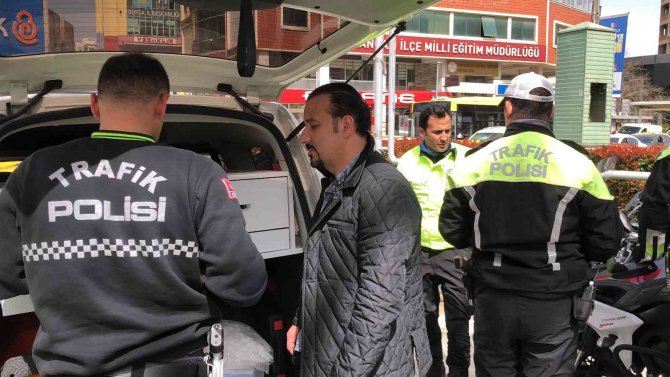 Tur Minibüsüyle Motosikletli Trafik Polisleri Çarpıştı, 2 Polis Yaralandı