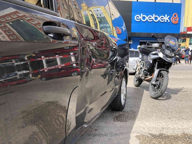 Tur Minibüsüyle Motosikletli Trafik Polisleri Çarpıştı, 2 Polis Yaralandı