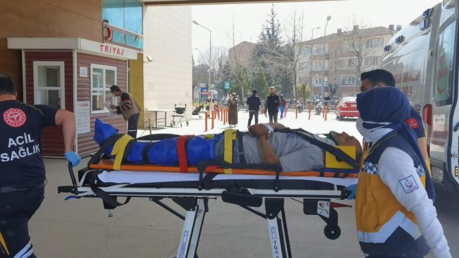 Yıkılan Duvarın Altında Kalan İşçi Ağır Yaralandı