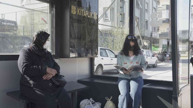 Balıkesir’de Otobüs Durakları Kütüphaneye Dönüşüyor