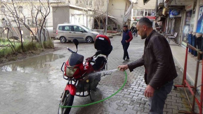 Çöl Tozu Türkiye’ye Ulaştı, Batman’da Her Yer Çamura Büründü