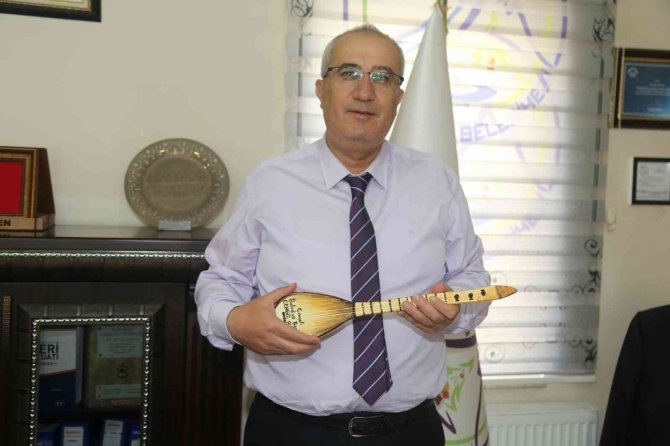Çiniden 3 Telli Cura Yaptılar